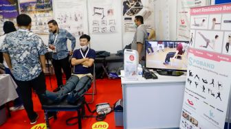 Pengunjung melihat produk peralatan kesehatan pada The 34th Indonesia Hospital Expo di Jakarta Convention Center (JCC), Senayan, Jakarta Pusat, Jumat (21/10/2022). [Suara.com/Alfian Winanto]