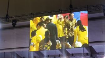 Kenakan Batik Bernuansa Kuning, Jokowi Hadiri Acara Puncak HUT ke-58 Golkar