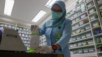 Tenaga Teknis Farmasi membuat obat racik di RSIA Tambak, Jakarta Pusat, Jumat (21/10/2022). [Suara.com/Alfian Winanto]