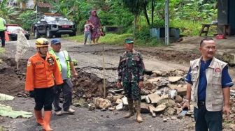 Jalan Penghubung Kecamatan Ambles Akibat Tanah Bergerak di Wonosobo