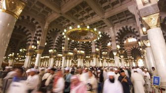 Umat Islam melintas di depan Masjid Nabawi, Kota Madinah, Arab Saudi, Sabtu (22/10/2022). ANTARA FOTO/Rivan Awal Lingga
