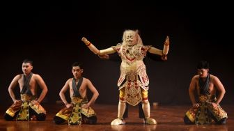 Seniman mementaskan pertunjukan teater boneka bertajuk Danuraga di Taman Budaya Bali, Denpasar, Bali, Jumat (21/10/2022).  ANTARA FOTO/Fikri Yusuf