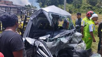 Laka Lantas di Solok Libatkan Mobil Pickup dan Minibus, Terjadi Akibat Hendak Memotong Truk