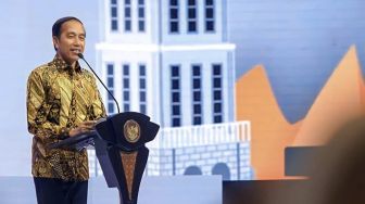 Tak Pakai Baju Batik, Jokowi Kaget Lihat Penampilan Luhut saat HUT Golkar: Tolong Berdiri, Pak