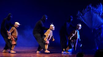 Seniman mementaskan pertunjukan teater boneka bertajuk Danuraga di Taman Budaya Bali, Denpasar, Bali, Jumat (21/10/2022).  ANTARA FOTO/Fikri Yusuf