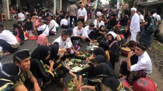 Warga Desa Pengadangan Makan Bersama di Dulang Saat Ritual Betetulak