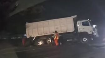 Penampakan Truk Terperosok di Tol Lingkar Timur Arah Kranji, Kendaraan Berat Bantu Evakuasi