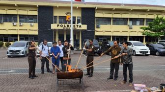 Satresnarkoba Polresta Banda Aceh Musnahkan Barang Bukti Ganja Kering
