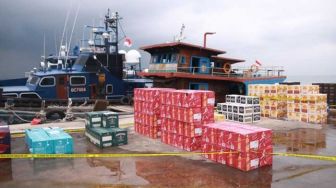 Kapal Kayu Bermuatan Ribuan Minuman Keras Ilegal Diamankan di Batam