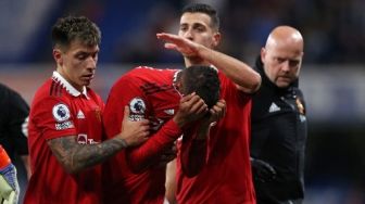 Laga Chelsea Vs MU Memakan Tumbal, Raphael Varane Cedera Sampai Nangis Keluar Lapangan