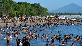 Sejumlah umat Hindu berendam di air saat melakukan ritual Melukat atau menyucikan diri pada Hari Banyu Pinaruh di Pantai Sanur, Denpasar, Bali, Minggu (23/10/2022). [ANTARA FOTO/Fikri Yusuf/tom]