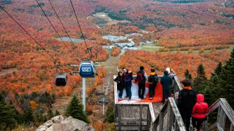 Pengunjung berswafoto saat mengunjungi Taman Nasional Mont-Orford saat musim gugur di Quebec, Kanada, Sabtu (8/10/2022). [Sebastien ST-JEAN / AFP]