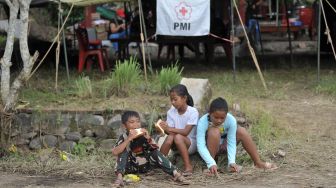  Sejumlah anak bermain di Posko Pengungsian Bencana Banjir Bandang, lingkungan Bilukpoh Kangin, Kelurahan Tegal Cangkring, Jembrana, Bali, Sabtu (22/10/2022). [ANTARA FOTO/Nyoman Hendra Wibowo/aww]