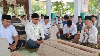 Peringati HSN 2022, Ribuan Santri Buntet Ziarah ke Makam Kiai Abbas
