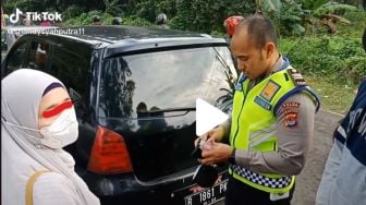 Bantu Orang Lain Kesusahan di Jalan, Polisi ini Malah Dicurigai Emak-emak: Pencitraan!