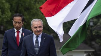 Presiden Joko Widodo (kiri) bersama Perdana Menteri Palestina Mohammad IM Shtayyeh memeriksa pasukan di Istana Kepresidenan Bogor, Jawa Barat, Senin (24/10/2022). [ANTARA FOTO/Sigid Kurniawan/foc].