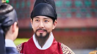 8 Potret Choi Won Young di Drakor Under The Queen's Umbrella, Perankan Sosok Raja yang Tegas dan Bijaksana