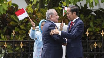 Presiden Joko Widodo (kanan) menyambut kedatangan Perdana Menteri Palestina Mohammad IM Shtayyeh di Istana Kepresidenan Bogor, Jawa Barat, Senin (24/10/2022). [ANTARA FOTO/Sigid Kurniawan/foc].