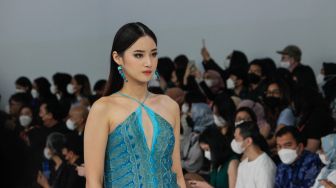 Model berjalan di catwalk saat acara pembukaan Jakarta Fashion Week 2023 di Pondok Indah Mall, Jakarta Selatan, Senin (24/10/2022). [Suara.com/Alfian Winanto]