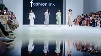 Model memperagakan koleksi busana dari Fashionlink: Signs of Spring di gelaran Jakarta Fashion Week 2023 di Pondok Indah Mall, Jakarta Selatan, Senin (24/10/2022). [Suara.com/Alfian Winanto]