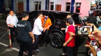 Pakai Baju Tahanan dan Peci, Irjen Teddy Minahasa Digiring ke Rutan Polda Metro Jaya dengan Tangan Diborgol