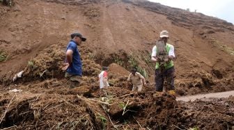 Sejumlah warga bersama relawan menyingkirkan material tanah longsor SD Campurejo, Tretep, Temanggung, Jawa Tengah, Senin (24/10/2022). [ANTARA FOTO/Anis Efizudin/foc].