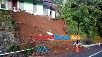 Tembok Penahan Tebing Jalan Kabupaten di Cipaku Ciamis Ambruk
