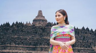 10 Potret Prilly Latuconsina di Candi Borobudur, Ada Momen Peluk Reza Rahadian