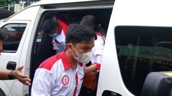 Adik Yosua, Mahareza Rizky (kanan) tiba di Pengadilan Negeri Jakarta Selatan. [Suara.com/M. Yasir]