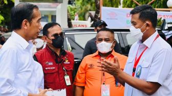 Hadir di Balikpapan, Presiden Menyerahkan BSU untuk Peserta BPJS Ketenagakerjaan