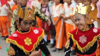 Aturan Baju Adat Jadi Seragam Sekolah Menurut Permendikbud