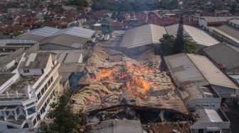 Foto udara gudang triplek terbakar di Jalan Soekarno-Hatta, Cijagra, Bandung, Jawa Barat, Selasa (25/10/2022). [ANTARA FOTO/Raisan Al Farisi/hp].