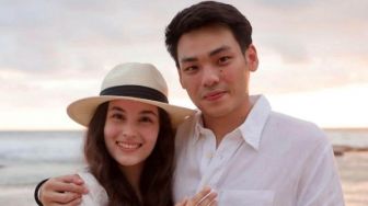 Baru Saja Lamaran, Intip 5 Potret Kebersamaan Chelsea Islan dan Rob Clinton yang Super Mesra!