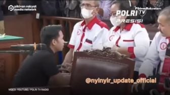 Viral Bharada E Sujud di Hadapan Orang Tua Brigadir J, Netizen: Harusnya Ferdy Sambo dan Istri