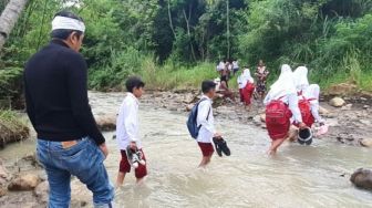 Lihat Langsung Anak-anak Sebrangi Sungai untuk Berangkat Sekolah, Dedi Mulyadi Lakukan Ini