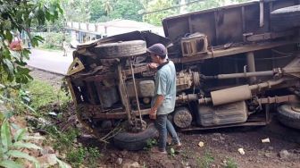 Mobil Boks Terbalik di Jalur AMD Pandeglang, Gegera Hindari Jalan Berlubang