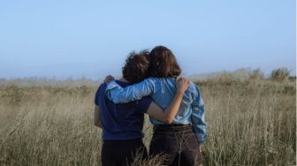 4 Perilaku yang Harus Kamu Hindarkan Kalau Ada Teman yang Curhat Ia Depresi