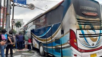 Bus Pariwisata Terbakar di Dekat Tugu Adipura, Sempat Bikin Macet Jalan