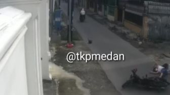 Sadis, Wanita Pengendara Motor Jatuh Terseret ke Aspal dan Alami Luka Usai Dijambret di Medan