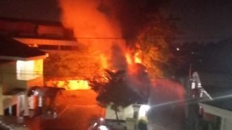Diduga Karena Racun Nyamuk, Rumah Penjual Rongsokan Hangus Terbakar
