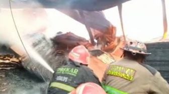 Kebakaran Pabrik Triplex di Bandung, Sudah 10 Jam Api Belum Padam