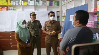 Pastikan Obat Sirup Dijual, Tanto Sidak Apotek di Pandeglang