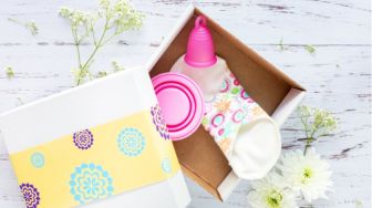 Anti Bocor! 4 Kelebihan Pemakaian Menstrual Cup Dibandingkan Pembalut Sekali Pakai