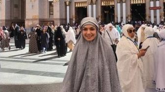 7 Potret Najwa Shihab Umrah, Hijabnya Jadi Sorotan