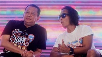 Ketua MPR Bambang Soesatyo berbincang dengan Kaka Slank dalam acara Press Conference Tour Konser Slank Beautiful Smile Indonesia di Jakarta, Rabu (26/10). [Suara.com/Oke Atmaja]