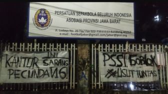 Kantor Asprov PSSI Jabar Ditutup dengan Spanduk Bertuliskan Sarang Pecundang