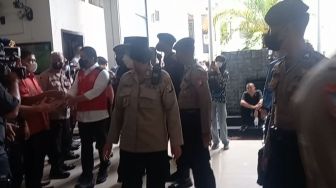 Kondisi Tangan Diborgol, Sambo Kembali Bersalaman dengan Dua Orang Usai Jalani Sidang di PN Jaksel