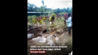 Viral Video Sejumlah Mayat di Tulungagung Menyembul dari Liang Lahat Hanyut Terseret Banjir