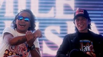 Kaka Slank berbincang dengan Bimbim Slank dalam acara Press Conference Tour Konser Slank Beautiful Smile Indonesia di Jakarta, Rabu (26/10). [Suara.com/Oke Atmaja]