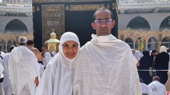 Penampilannya Berhijab Jadi Sorotan, 5 Potret Najwa Shihab Umrah